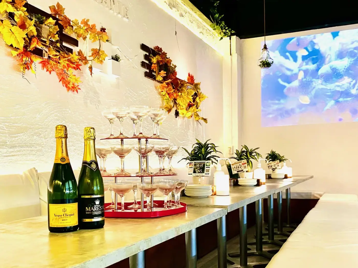 渋谷ピカリエリゾート本店 シャンパンタワー演出と紅葉装飾のフロア