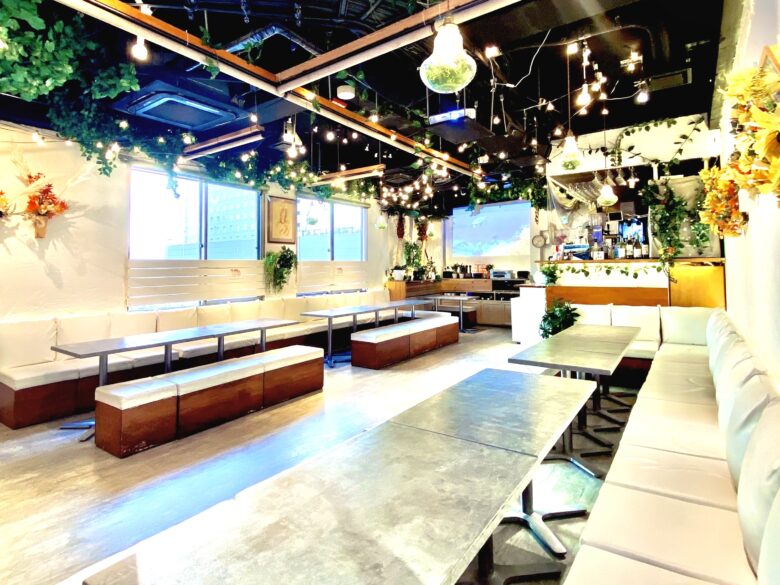 「渋谷ピカリエ」は、貸切に特化したおしゃれ居酒屋です!
大画面プロジェクターを使った20人・30人・40人など貸切新年会はお任せください!
