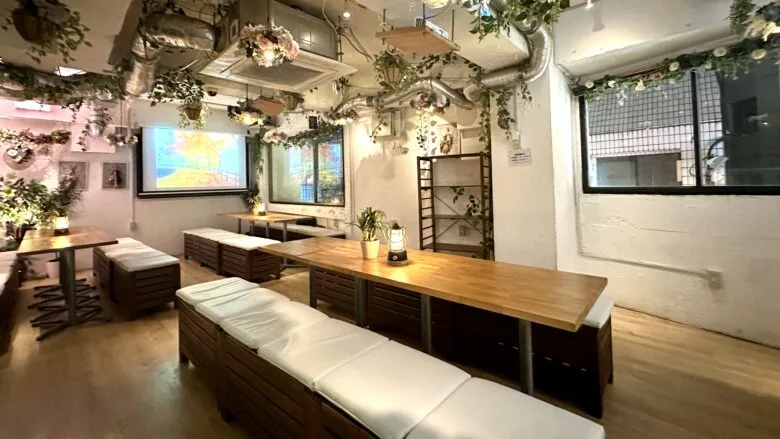 渋谷で100人貸切するなら「渋谷ピカリエ」当店は100人などの大人数での貸切には最適です。貸切でのご利用ですと音響機器やマイク・プロジェクター・カラオケ・ゲーム機などが【無料】でご利用いただけます!